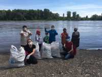 Около 4 кубов мусора собрали на берегу реки Абакан