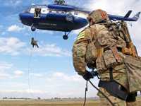 Без парашютов с вертолета: тренировка росгвардейцев Хакасии