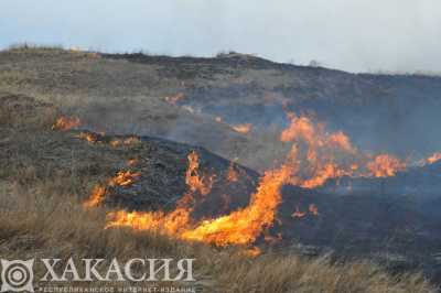 12 тысяч квадратов сухой травы горели на выходных в Сорске