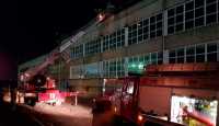 Пожарным в Саяногорске пришлось вскрывать металлическую обшивку горящего здания