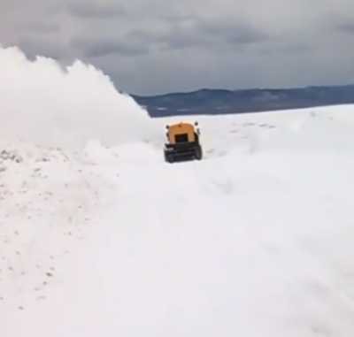 Обстановка на 7 утра в Хакасии: 40 см снега, 18 единиц техники чистят дороги