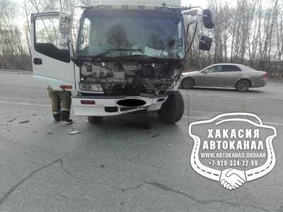 В Хакасии грузовик влетел в белую иномарку