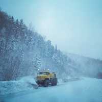 Дорожники продолжают неравный бой со снежными накатами