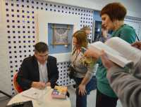 Юрий Абумов подписывает книги своим почитателям