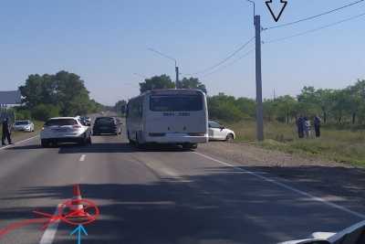 Иномарка врезалась в автобус на трассе в Алтайском районе