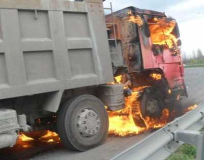 На дороге Хакасии загорелся грузовик