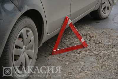 Машина улетела с трассы в кювет в Хакасии