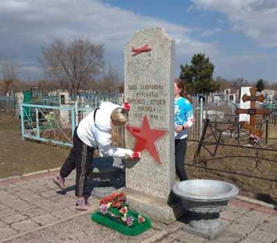 На старом кладбище в Черногорске находятся сразу две братские могилы. Там похоронены лётчики-курсанты. Ухаживают за обелисками и волонтёры, и ученики школы № 7, где в 1940-е располагался штаб авиационной школы. 