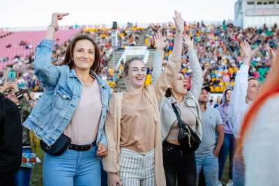 Танцуют все: юбилейная «Симфония в джинсах» грянула на стадионе в Абакане
