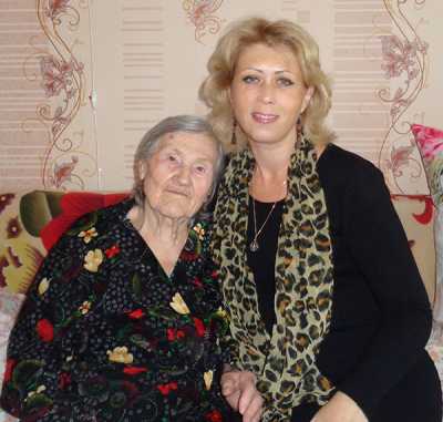 Марина Баклажанская со своей подопечной Марией Михайловной Мартыненко, которой в марте будущего года исполнится 100 лет.