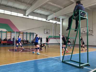 В Абакане лицеисты обыграли сверстников в волейбол