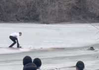 Молодой человек провалился под лёд, спасая незнакомца от ледяного плена в Абакане