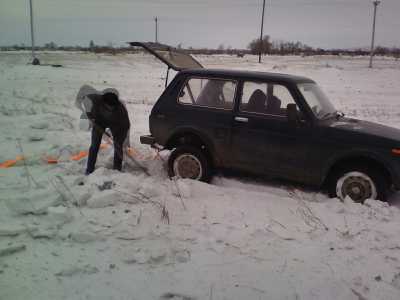 Под Абаканом машины застряли в ДТП и снегу