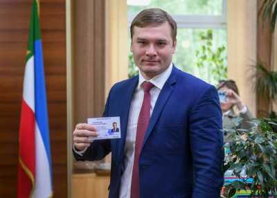 Валентин Коновалов первым получил удостоверение кандидата на выборах главы Хакасии