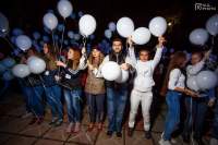Перед правительством Хакасии молодежь выстроилась в фигуру огромной лампочки