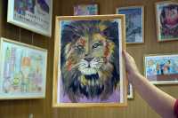 «Король-лев» — одна из картин юных художников, представленных на благотворительной ярмарке. 