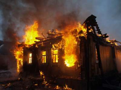 В селе Подсинее сгорел бесхозный дом