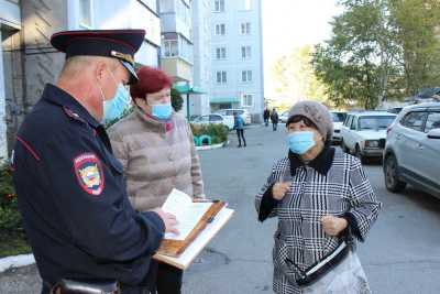 В Саяногорске полицейские останавливают пенсионеров