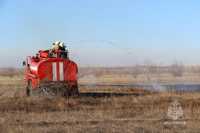 Палы травы все воскресенье тушили пожарные Хакасии