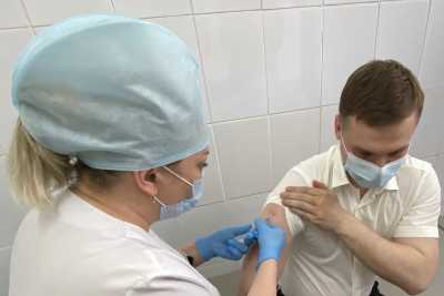 Глава Хакасии поставил прививку от COVID-19