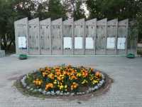 На площади 30-летия Победы обновляют плиты с именами воинов-черногорцев