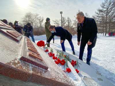 Глава Хакасии возложил цветы к памятнику сыновьям, погибшим в локальных войнах
