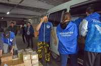 Со всей Хакасии в республиканский пункт сбора гуманитарной помощи стекаются посылки. В их сортировке, разгрузке и погрузке помогают «Волонтёры Победы». 