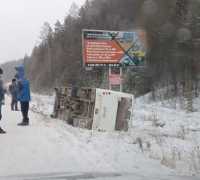 Автобус перевернулся на трассе: 14 пассажиров пострадали в аварии в Красноярском крае