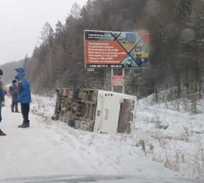 Автобус перевернулся на трассе: 14 пассажиров пострадали в аварии в Красноярском крае