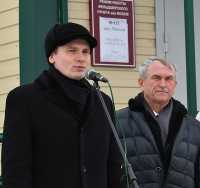 Сельчан поздравили с новосельем Валентин Коновалов и Владимир Костюш. 