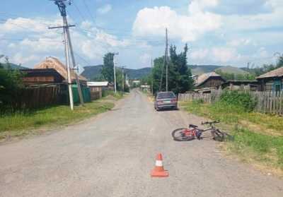Перелом ключицы и травма головы: велосипедист взял на таран ВАЗ в поселке Хакасии