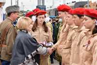 Заместитель главы Хакасии Ольга Пономарёва поздравляет ребят с вступлением в ряды юнармейцев. 
