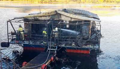 Огонь и вода: на реке Енисей сгорели баня и дом