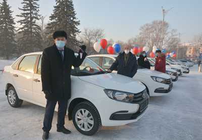 Абакан. Первомайская площадь. С ключами — главный врач Таштыпской районной больницы Юрий Мохов. 