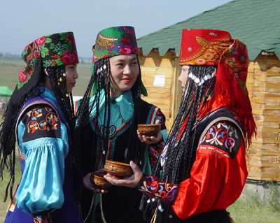 Функциональные и художественные особенности хакасского костюма складывались на протяжении веков. Сегодня национальная одежда (как и девушки, облачённые в неё) радует глаз в основном на праздниках. 