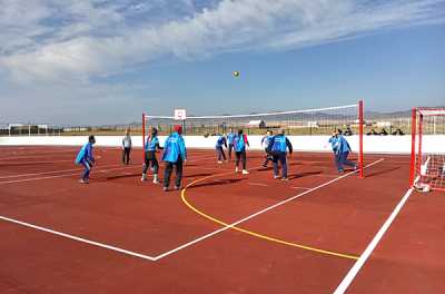 Первыми после открытия спортплощадку опробовали волейболисты. В дружеском турнире встретились команда минспорта Хакасии и сборная Усть-Камышты. 