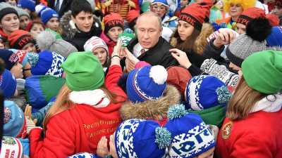 Владимир Путин провел утренник на Соборной площади Кремля