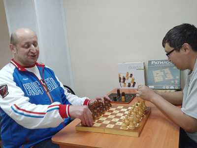 Мастер спорта по шахматам Руслан Драганов обучает новичков. 