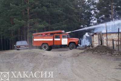 Несколько теплиц сгорели в Хакасии